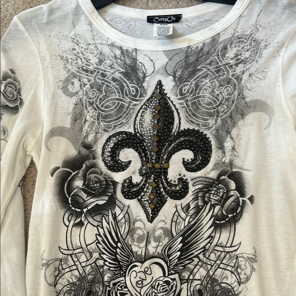 Black and White Fleur-de-Lis Long Sleeve Tee. Brand name says Cottyon - Picture 4 of 4